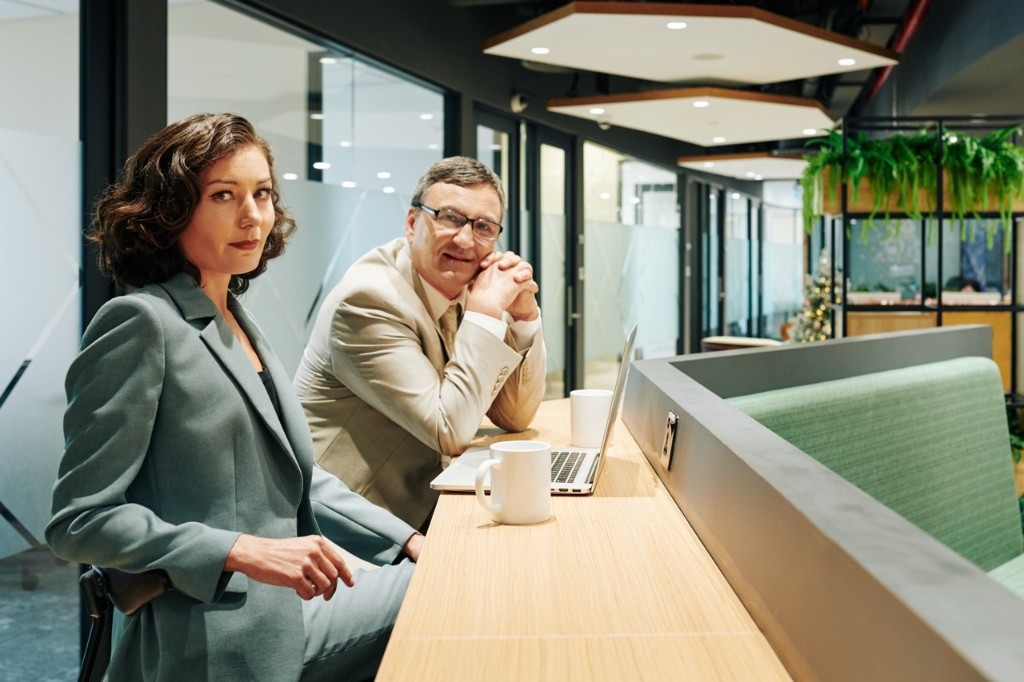 Deux professionnels du droit consultant un dossier LCB-FT en bureau