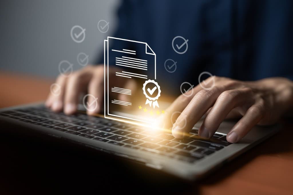 Collage éditorial : recherche LCB-FT, cadenas, personnage politique exposé et rapport de vigilance sur écran