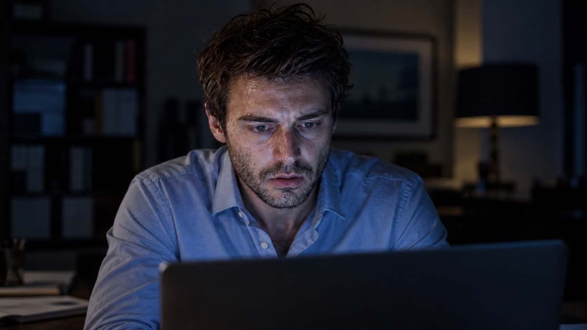 Un client scrute son écran, incertain face à un message reçu