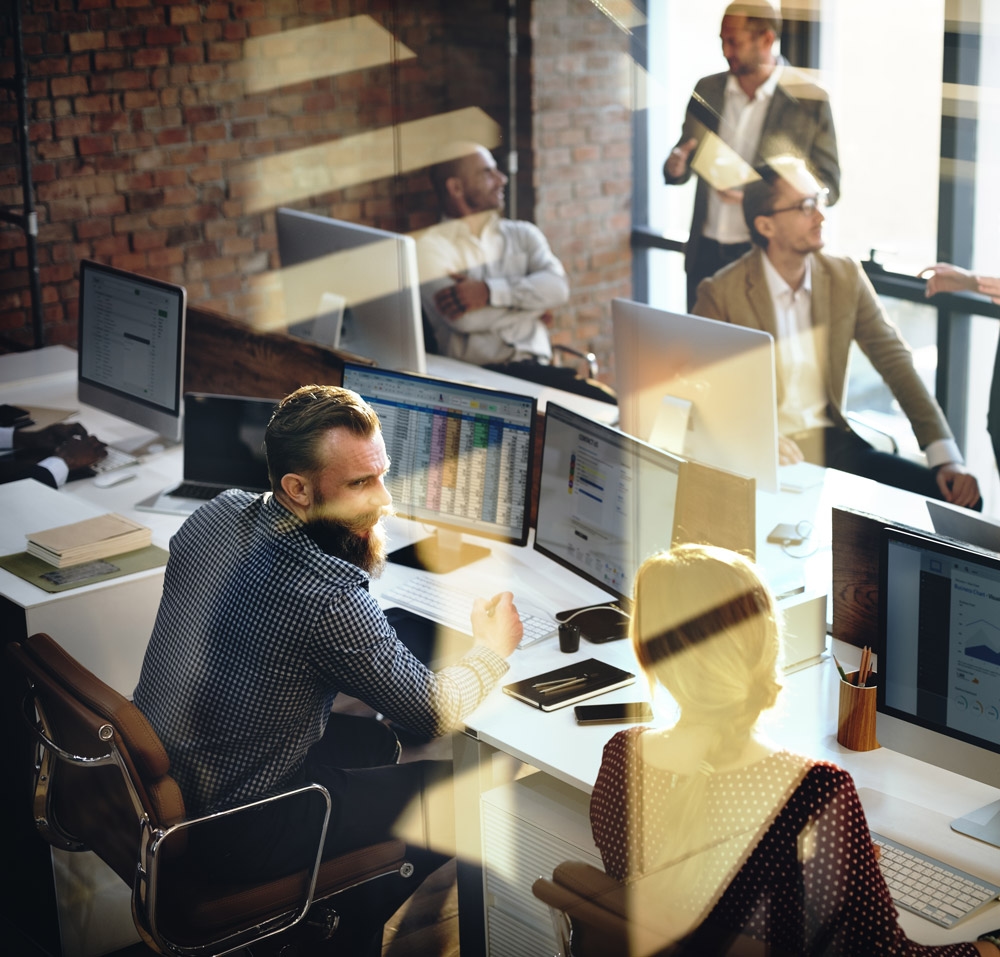 Équipe immobilière au travail dans une agence